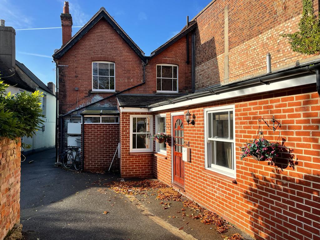 Lot: 35 - MIXED USE INVESTMENT PROPERTY IN ESSEX COASTAL MARKET TOWN - 